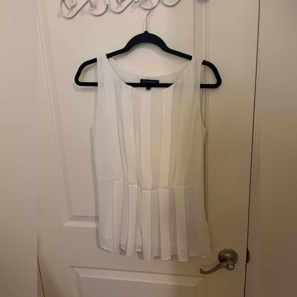 Banana republic white pleated sleeveless blouse